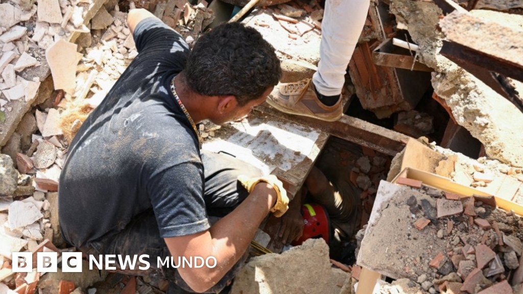 "Están sacando a la gente con uñas y dientes": la desesperación por salvar a las personas que se encuentran bajo los escombros en Venezuela