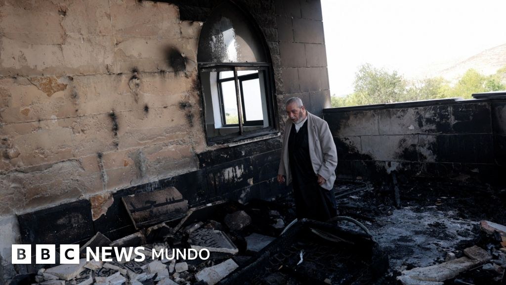 Colonos israelíes incendian mezquitas, vehículos y tierras de cultivo durante una serie de ataques en Cisjordania, denuncian autoridades palestinas