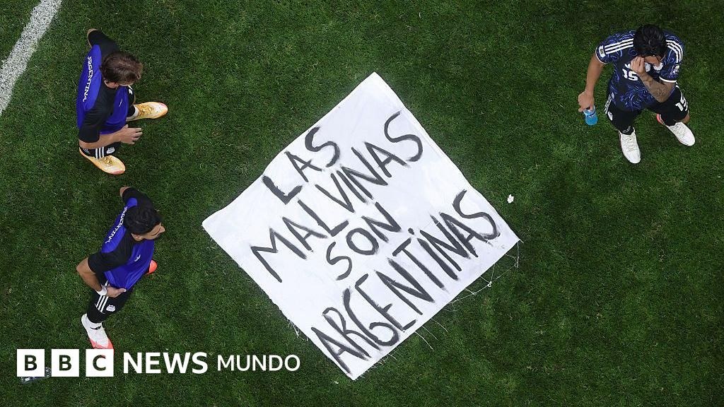 Reino Unido pide a la FIFA investigar a Argentina después de que jugadores mostraran una pancarta de las Malvinas/Falklands tras la victoria sobre Inglaterra