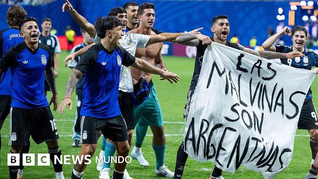 La FIFA confirma que evalúa posibles sanciones a Argentina por mostrar una pancarta de las Malvinas/Falklands tras el triunfo sobre Inglaterra