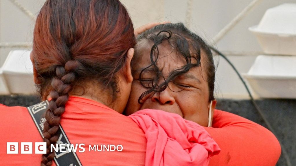 Las emotivas imágenes de las labores de rescate en la búsqueda de sobrevivientes tras los terremotos de Venezuela