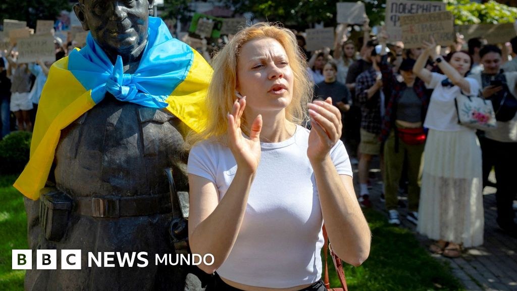 Por qué miles de personas salieron a protestar en Ucrania tras la destitución del ministro de Defensa