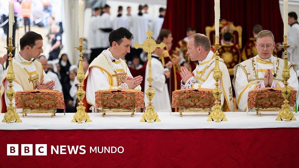 El Vaticano excomulga a los obispos rebeldes del grupo de los lefebvrianos y advierte a sus miles de seguidores