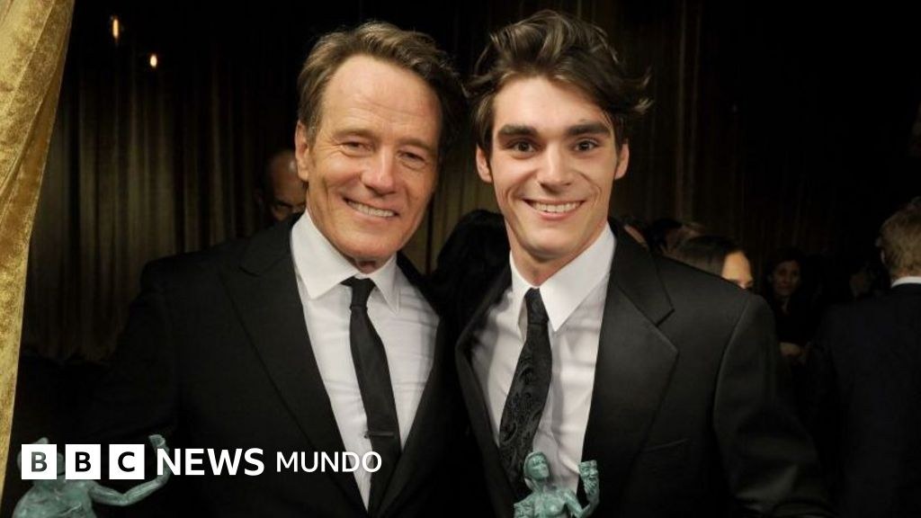 "Te extrañaré, hijo": la emotiva despedida de Bryan Cranston tras la muerte de RJ Mitte, su compañero en "Breaking Bad"