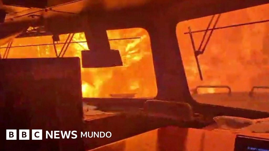 En video | El momento en el que las llamas de un incendio forestal envuelven un tren en Canadá