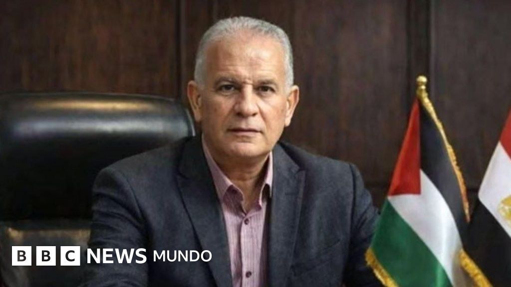 Los palestinos lloran la muerte en un ataque israelí del hombre que organizaba proyecciones de los partidos del Mundial entre las ruinas de Gaza