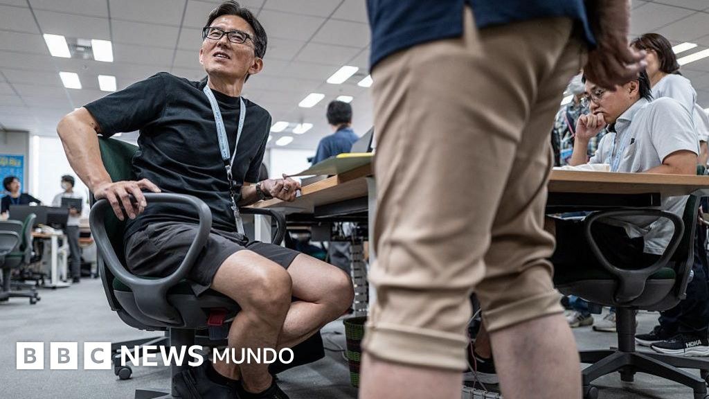 Tokio insta a los hombres a usar pantalones cortos en el trabajo, pero algunas mujeres dicen que es "acoso por el vello de las piernas"