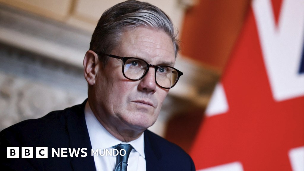 Cómo Starmer pasó de una victoria electoral aplastante a renunciar menos de dos años tras asumir como primer ministro de Reino Unido