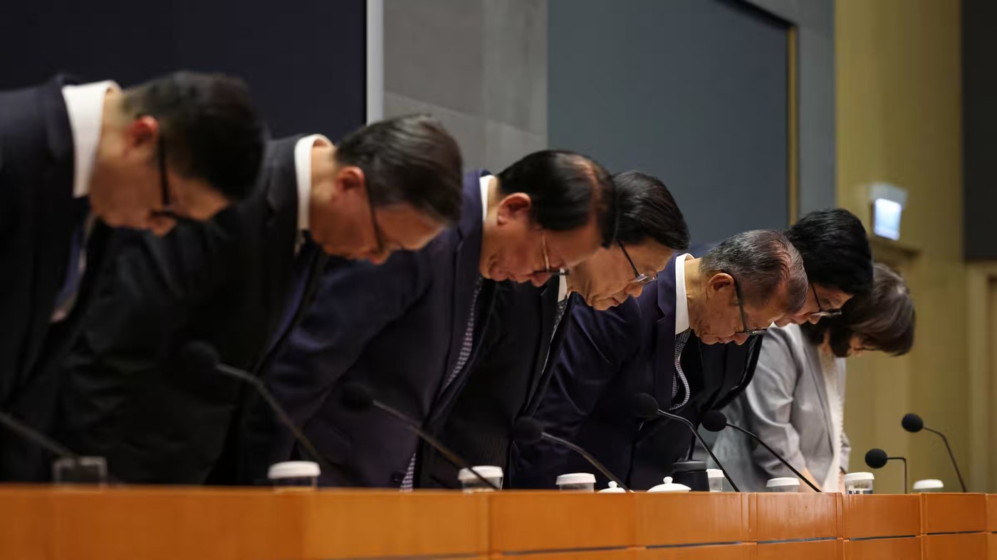 Hong Kong government apologizes for deadly fire as housing chief resigns