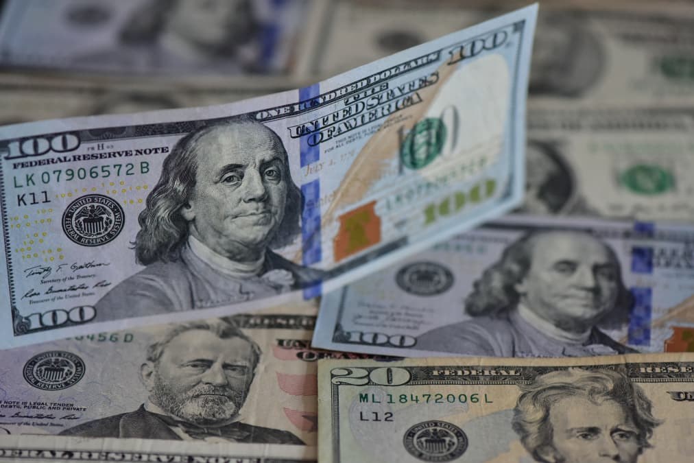 Sterling today: Pound advance as weak US retail data dims Fed hike bets